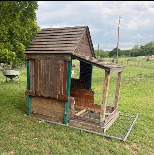 Mobile rabbit hutch